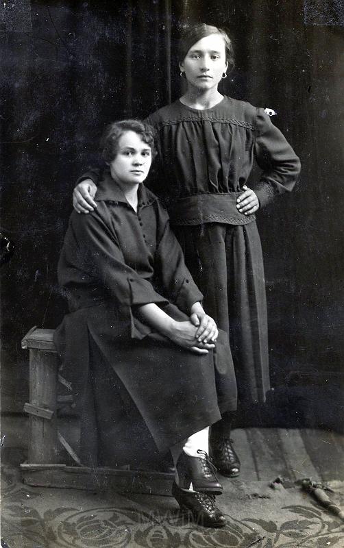 KKE 3482-1.jpg - Kopia zdjęcia KKE 3482. Od lewej: Helena i Elżbieta Paszkowskie, Sarny, 1921 r.